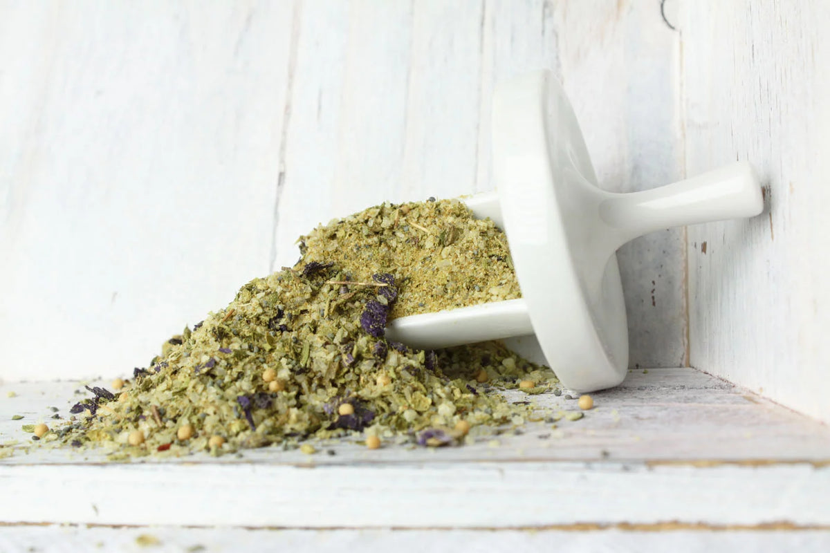 Bergräutersalz von Spirit of Spice mit Kürbiskernen, Mohn, Senf, Thymian, Bohnenkraut, Oregano, Kornblumen, Schabziger Klee
